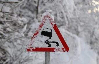 Экскурсионный автобус с детьми перевернулся под Тулой